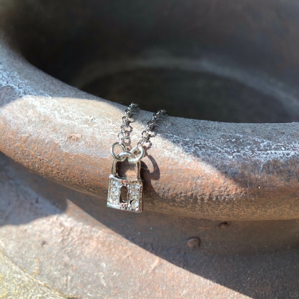 ✨Silver lock w/rhinestones necklace✨